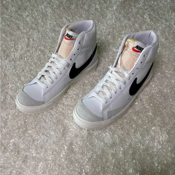 Nike White and Black Blazer Mid. ‘77 Vintage. - Picture 3 of 6